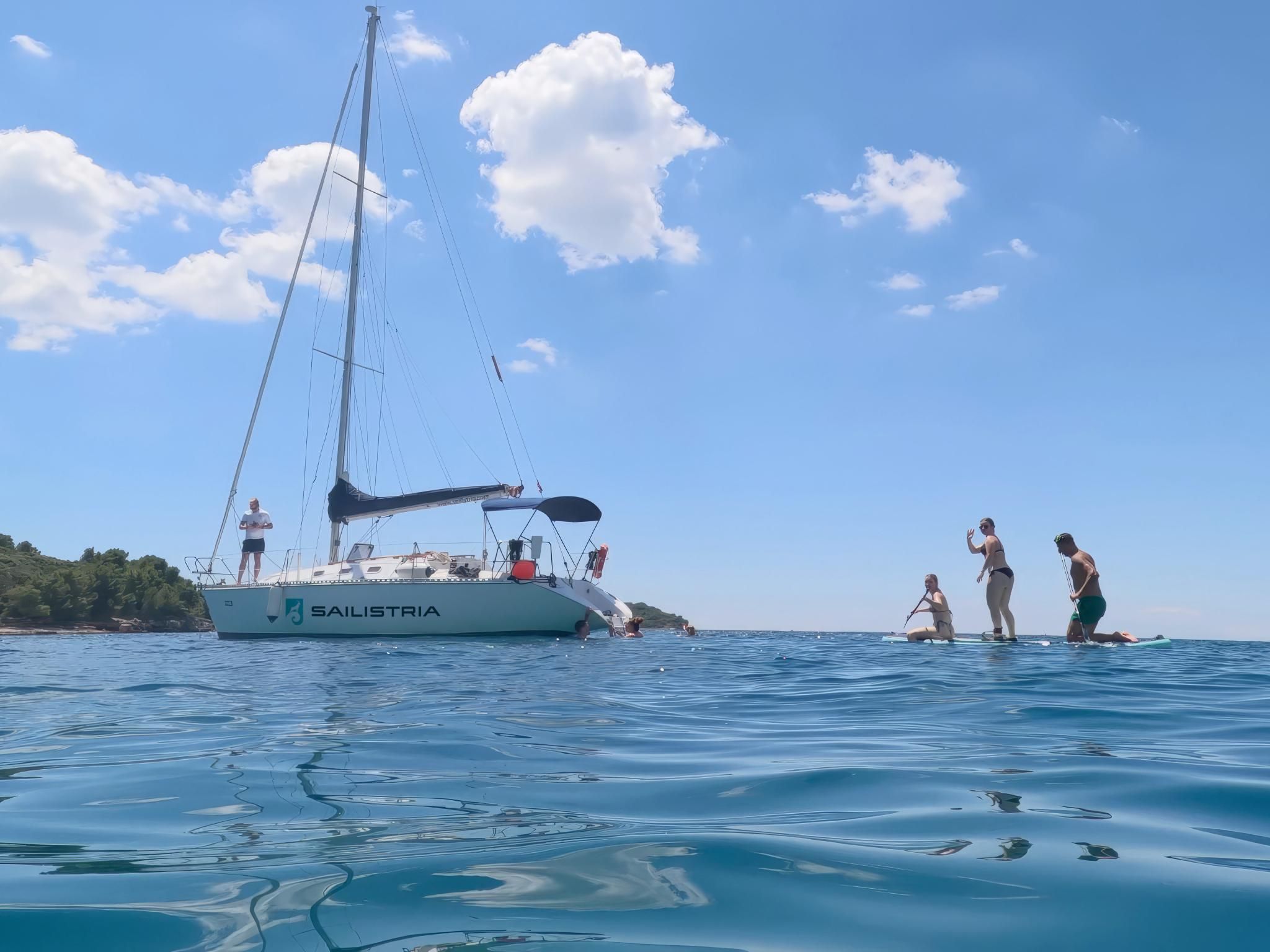 Pula: Halbtägiges Segelerlebnis mit Getränken, GoPro und SUP