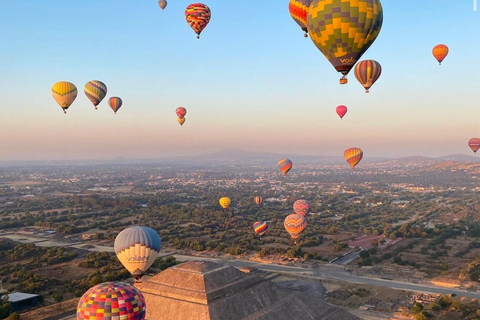 Meksyk: Balon na ogrzane powietrze nad Teotihuacán ze śniadaniemLot balonem na ogrzane powietrze tylko z prezentem-niespodzianką!!!!