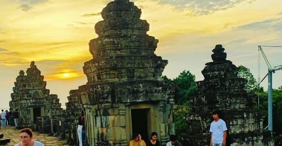 Small-Group Angkor Wat Guided Tour with Sunset