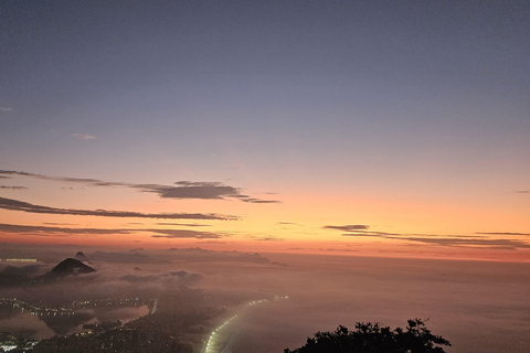 Rio de Janeiro: Morro Dois Irmãos Sunrise Hike Rio de Janeiro: Morro Dois Irmãos Sunrise Hike & Favela Tour