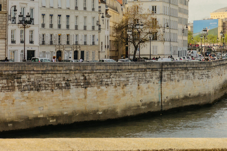 Paris: Notre Dame &amp; Ile de la Cité Tour with Sainte ChapelleItalian Tour of Ile de la cite with Sainte Chapelle tickets