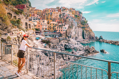 Cinque Terre: tour guidato di un giorno e crociera da MilanoTour solo in inglese