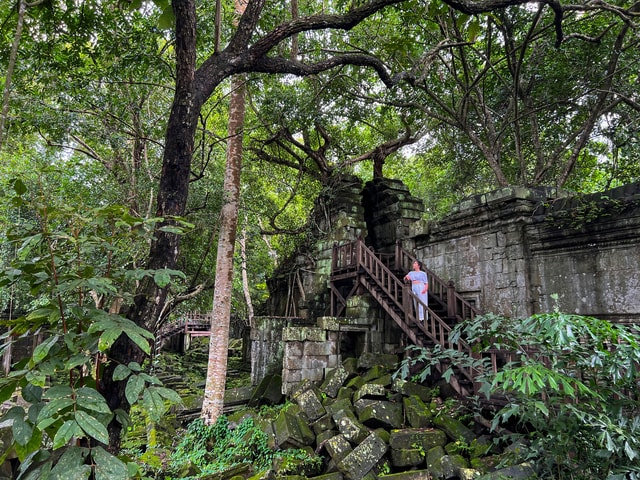 Private Beng Mealea and Floating Village Tour with Sunset