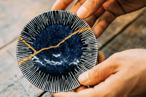 Osaka: Traditional Kintsugi Gold Repair Workshop in Namba