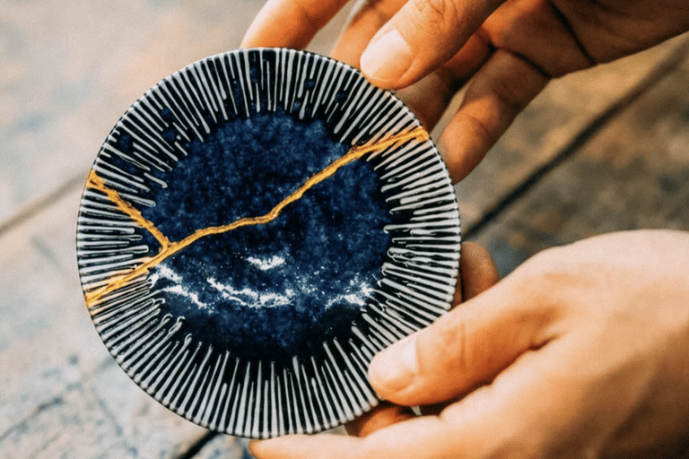 Osaka: Traditional Kintsugi Gold Repair Workshop in Namba