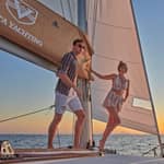 Crociera in catamarano Santorini Gold con snorkeling, barbecue e open bar