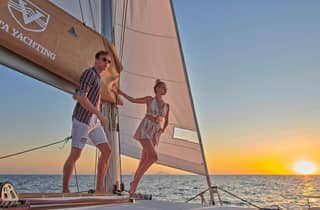 Santorini: paseo en catamarán Gold con esnórquel, barbacoa y barra libre