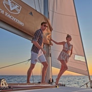 Santorini Gold Katamaran-Kreuzfahrt mit Schnorcheln, BBQ und offener Bar