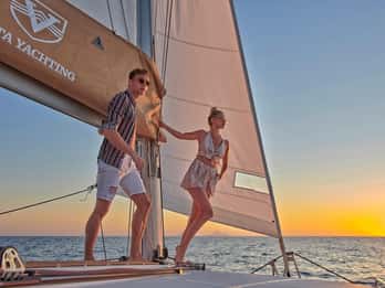 Santorini Gold Catamaran Cruise med snorkling, BBQ & Open Bar