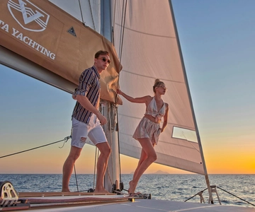 Santorini Gold Catamaran Cruise met snorkelen, BBQ & Open Bar