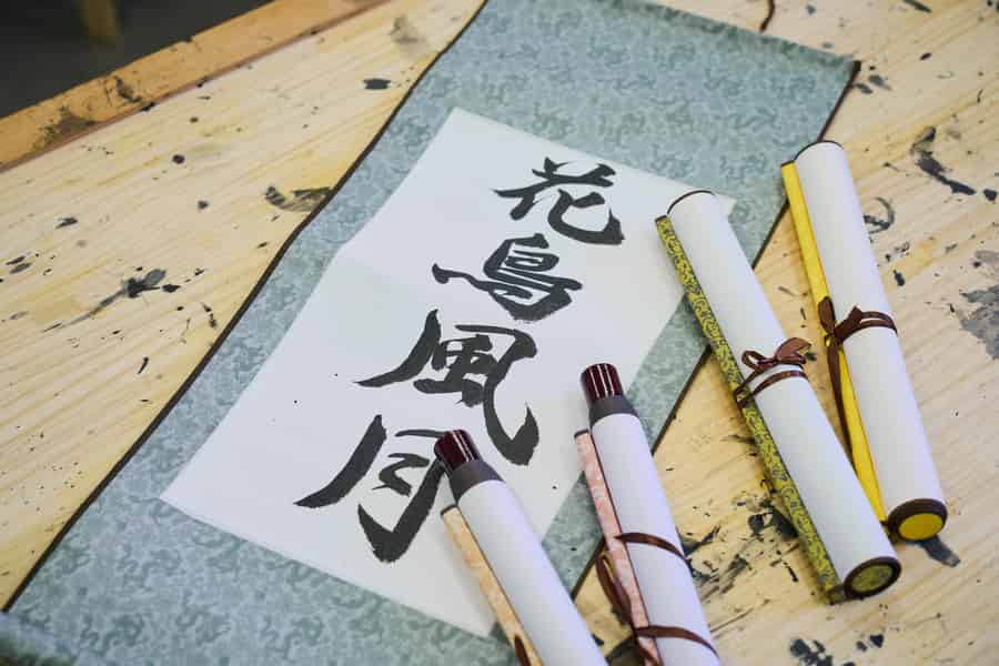 Tokio: Kalligrafie-Workshop in Shinjuku – Schriftrolle oder T-Shirt. Foto: GetYourGuide Tokio: Kalligrafie-Workshop in Shinjuku – Schriftrolle oder T-Shirt. Foto: GetYourGuide