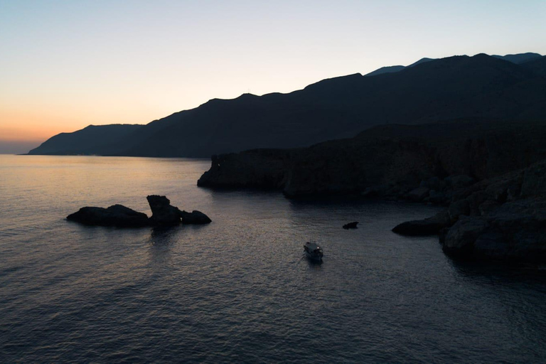 Sfakia: Barracuda fishing at sunset with a professional fisherman Sfakia: Sunset barracuda fishing with a professional fisherman