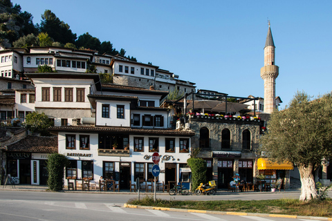 "Circuit d'une journée à Berat et au lac Belsh au départ de Tirana / Durres"Tirana à Berat et au lac Belsh : UNESCO & Tour panoramique d'une journée"