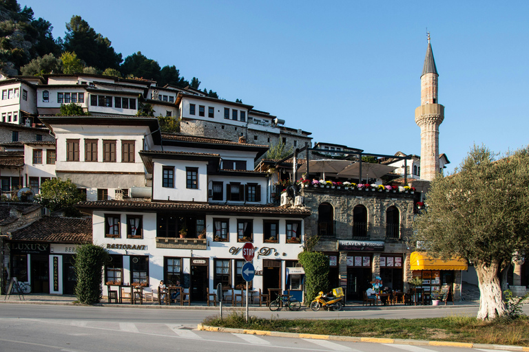 "Circuit d'une journée à Berat et au lac Belsh au départ de Tirana / Durres"Tirana à Berat et au lac Belsh : UNESCO & Tour panoramique d'une journée"