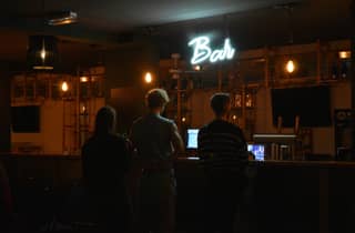 Skyline Laughs Ticket – Englische Comedy in der Sky Bar