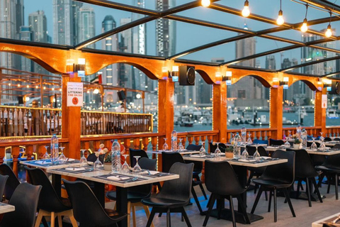 Dubai: Crucero panorámico en dhow con cena bufé y espectáculos en directo