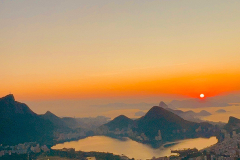 Caminhada ao nascer do sol no Pico Dois Irmãos (ou durante o dia)