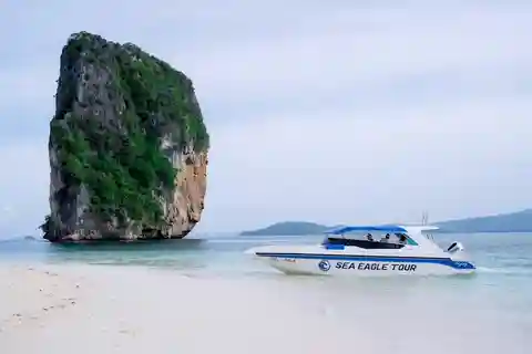 Krabi: 4 Islands Day Trip by Speedboat Including Lunch Box