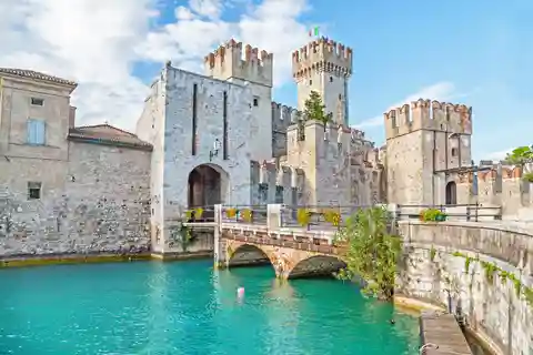 From Verona: Sirmione Boat Tour with Spritz Tasting