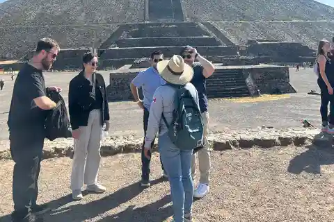 Teotihuacán: Guided tour of the Pyramids + Breakfast in Cave