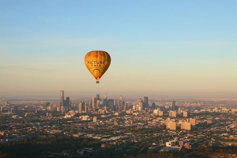 Melbourne: Sunrise Hot Air Balloon Experience with Breakfast - Image 2