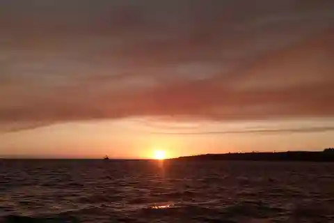 Cascais: Passeio de barco ao pôr do sol com bebidas de boas-vindas
