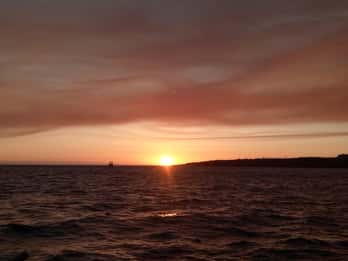 Cascais: Gita in barca al tramonto con drink di benvenuto