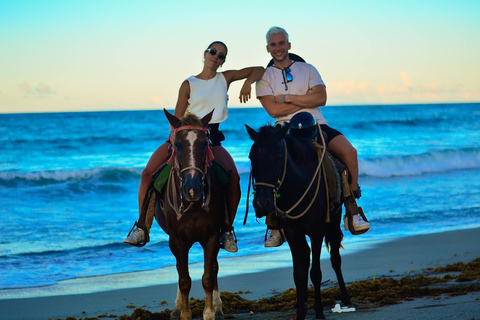 Punta Cana : Randonnée à cheval avec coucher de soleil sur la plage de Macao