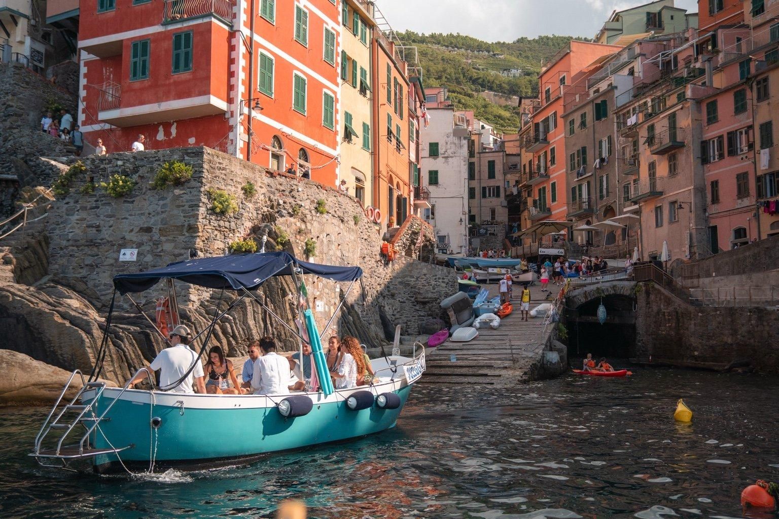 Cinque Terre: Bootsfahrt bei Sonnenuntergang mit ligurischem Aperitif