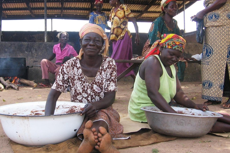 Accra: zwarte zeep makenAccra: Zwarte zeep maken