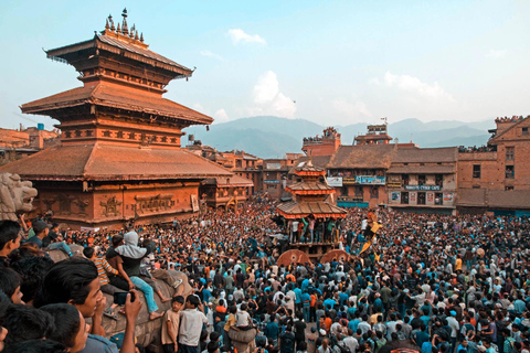 Kathmandu: Traditional Dress Photoshoot & Food Tasting