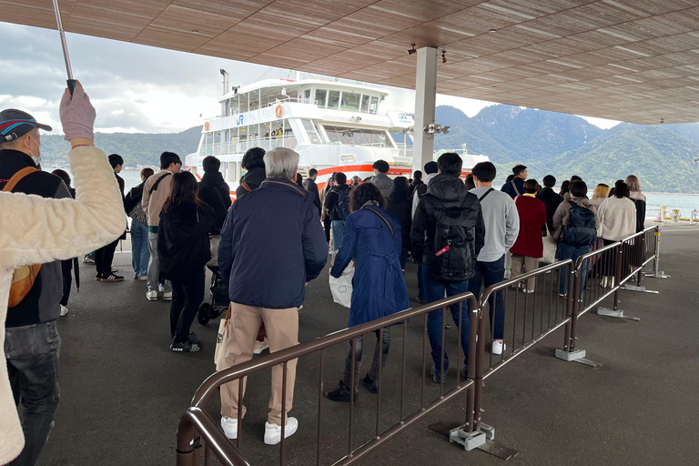 Hiroshima: visita al Parco del Memoriale della Pace e all&#039;Isola di MiyajimaHiroshima: persone con JR Pass o biglietti per il treno proiettile