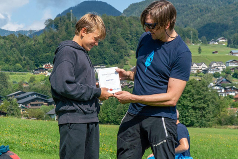 圣吉尔根：沃尔夫冈湖上双人滑翔伞飞行圣吉尔根：双人滑翔伞飞行，俯瞰沃尔夫冈湖