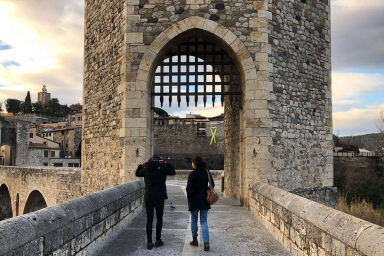 Girona & Besalú: Public Transport Tour with Local Guide & Tasting