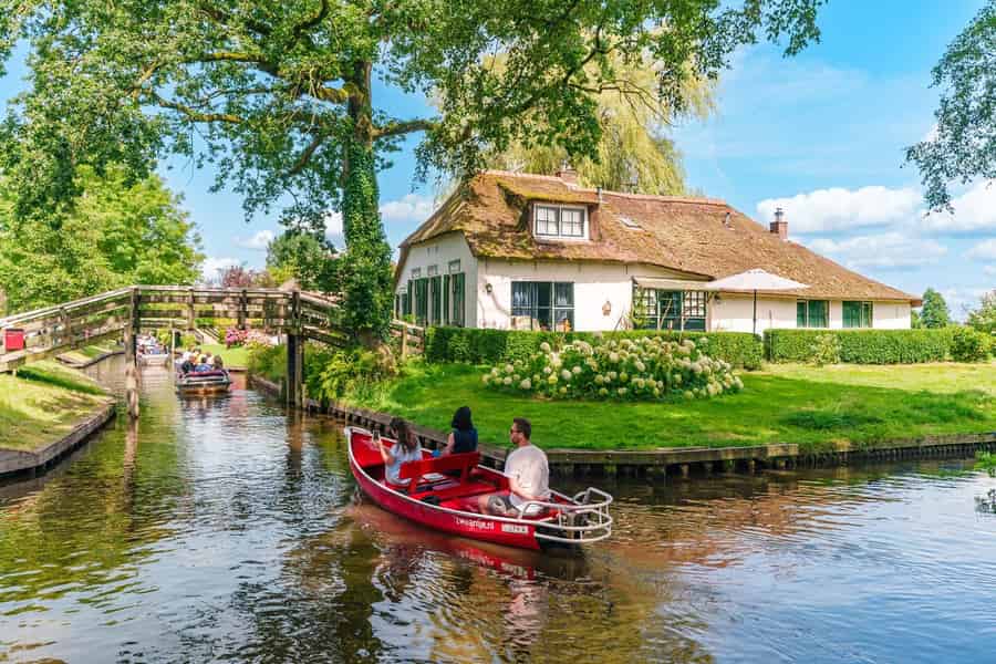 Ab Amsterdam: Ultimatives Giethoorn-Erlebnis mit Bootstour. Foto: GetYourGuide