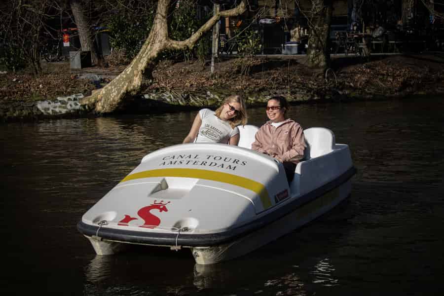 Amsterdam: Plane deinen eigenen Kanal-Kurs mit dem Tretboot. Foto: GetYourGuide