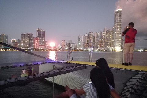 Panama City: Sunset Panama Bay Catamaran Tour with Open Bar