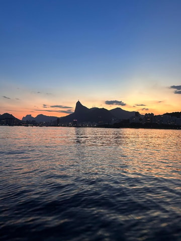 Rio de Janeiro: Sunset Boat Tour with Heineken Toast