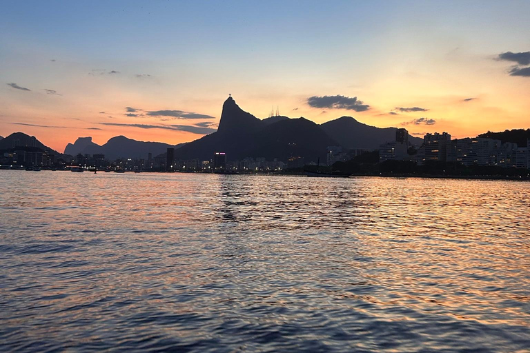 Rio de Janeiro : Tour en bateau au coucher du soleil avec toast Heineken