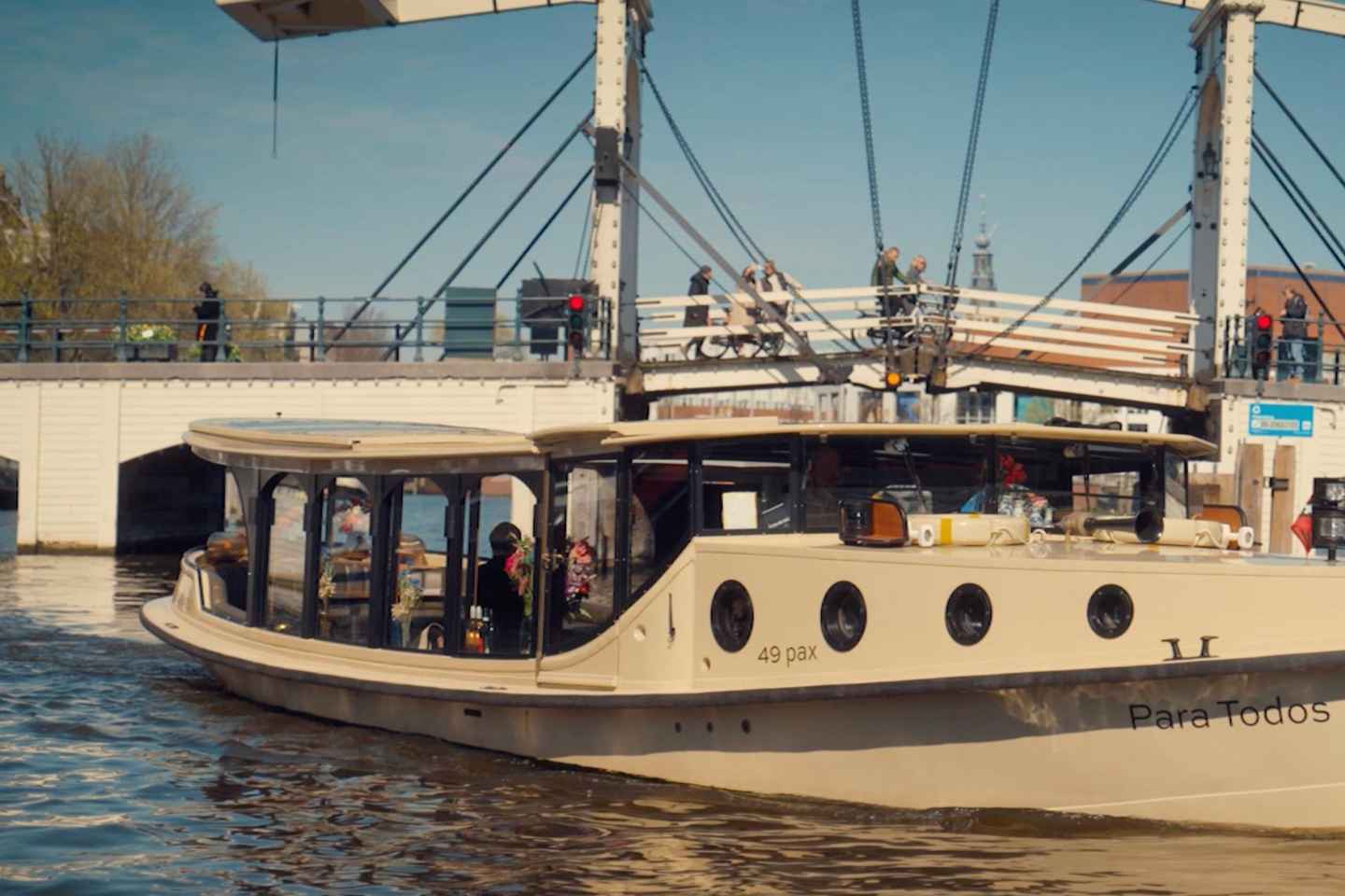 Amsterdam: Luxury Canal Cruise with Historic VR Experience
