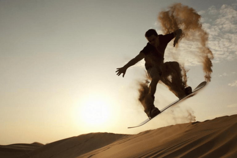 Safári no deserto ao pôr do sol com passeio de camelo e sandboard