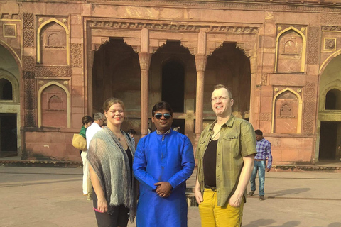 Rent a sari or kurta pajama for Taj Mahal visit & picture