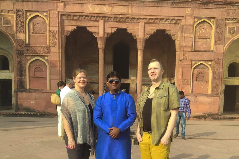 Rent a sari or kurta pajama for Taj Mahal visit & picture