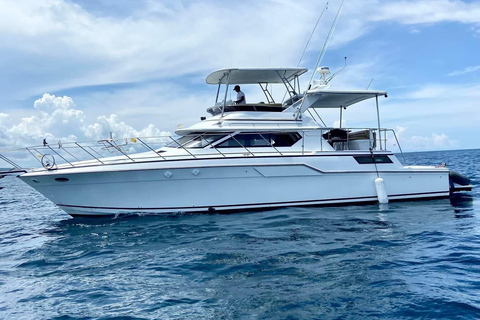 Boracay: Private Yacht Cruise with Snorkeling & Snacks Boracay Private Yacht Cruise: Medium Yacht
