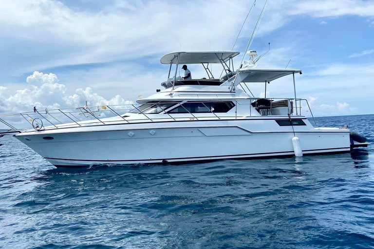 Boracay: Private Yacht Cruise with Snorkeling & Snacks Boracay Private Yacht Cruise: Medium Yacht