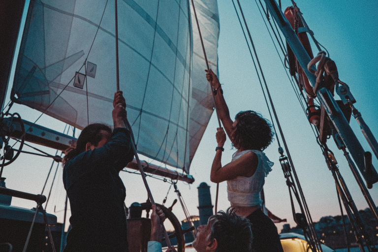 Marseille: Romantic brunch on a sailboat & Calanques, Valentine's Day special