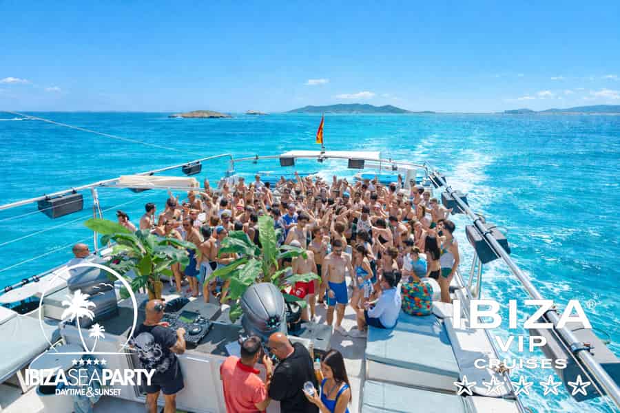 Ibiza: VIP-Katamaran-Party mit DJ, offener Bar, Paella und Discos. Foto: GetYourGuide