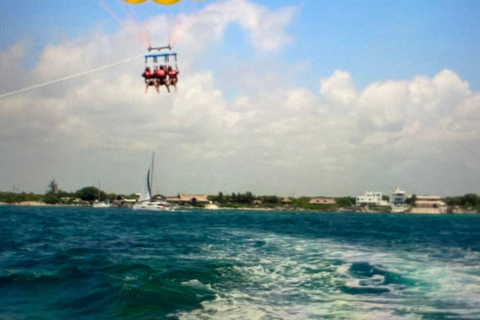 Fuengirola: Parasailing an der Costa del Sol.