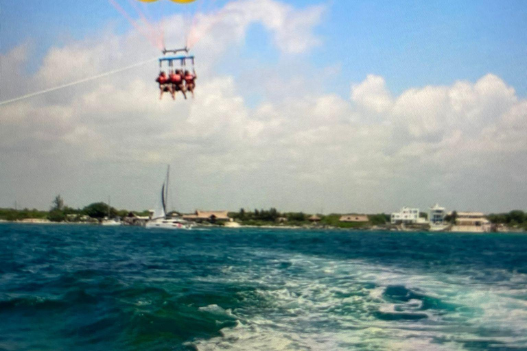Fuengirola: Parasailing an der Costa del Sol.