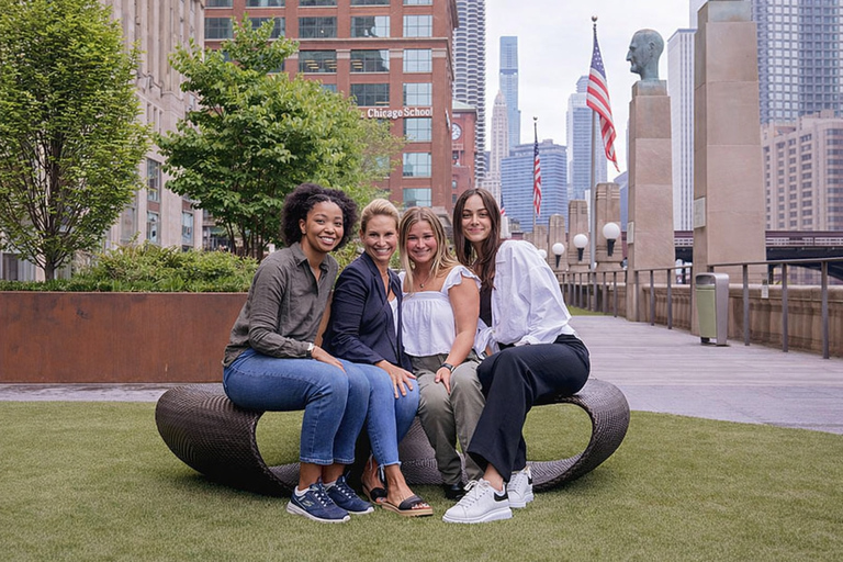 Chicago: Iconic Foods Walking Tour with Local Guide